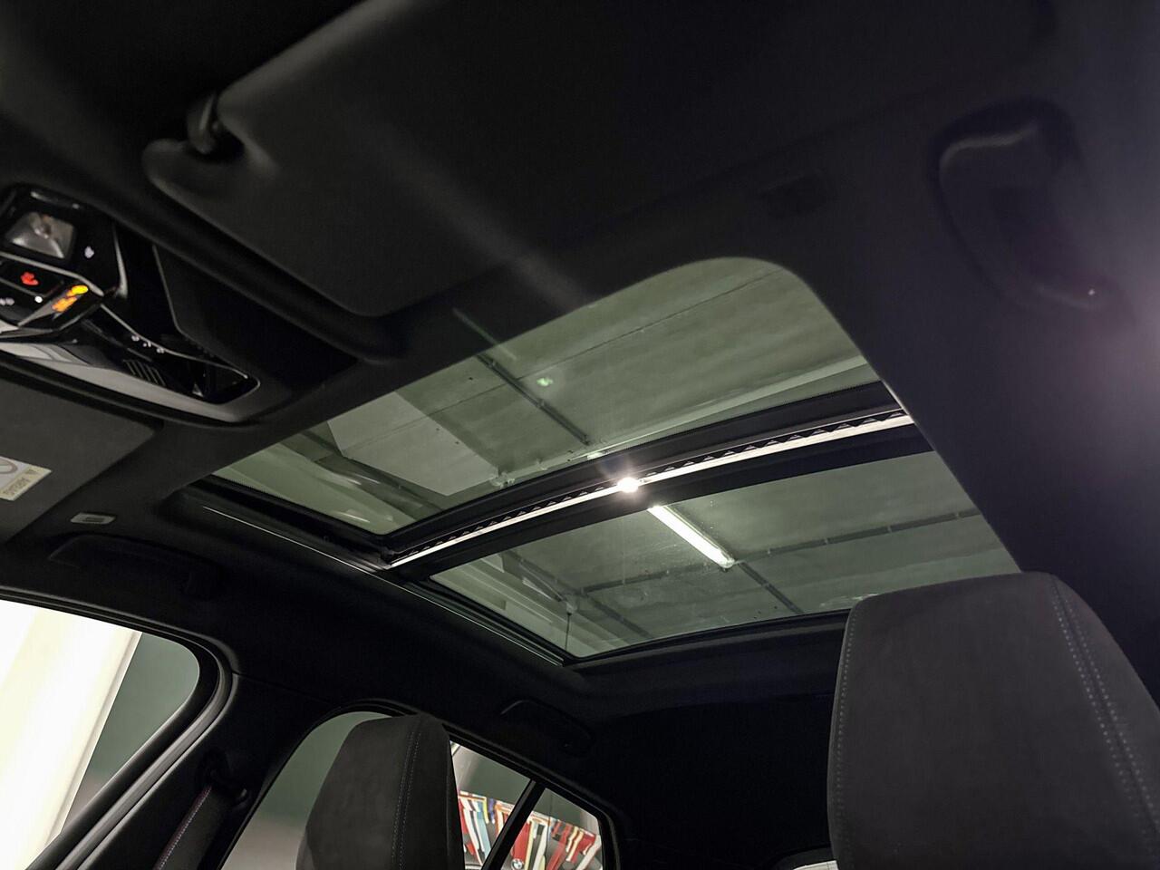 BMW 1-SERIE 120 | M-Sport Pro | Innovation Pack | Driving Assistant | Parking Assistant Plus | Harman/Kardon | Panoramadak | Comfort Access