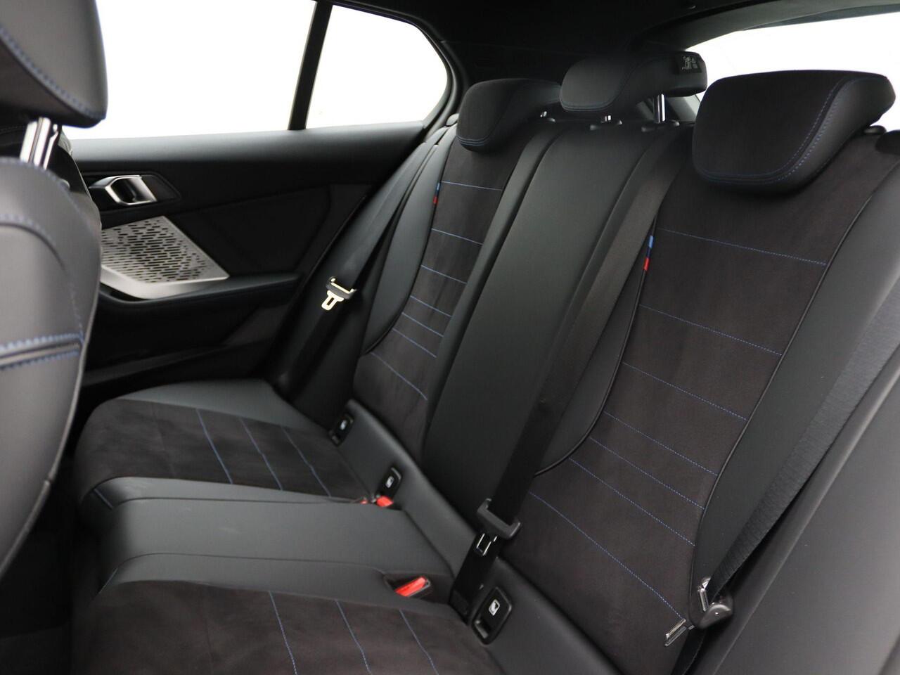 BMW 1-SERIE 120 M Sportpakket | Premium Pack | M Adaptief onderstel | Comfort Access | Driving Assistant | 19''