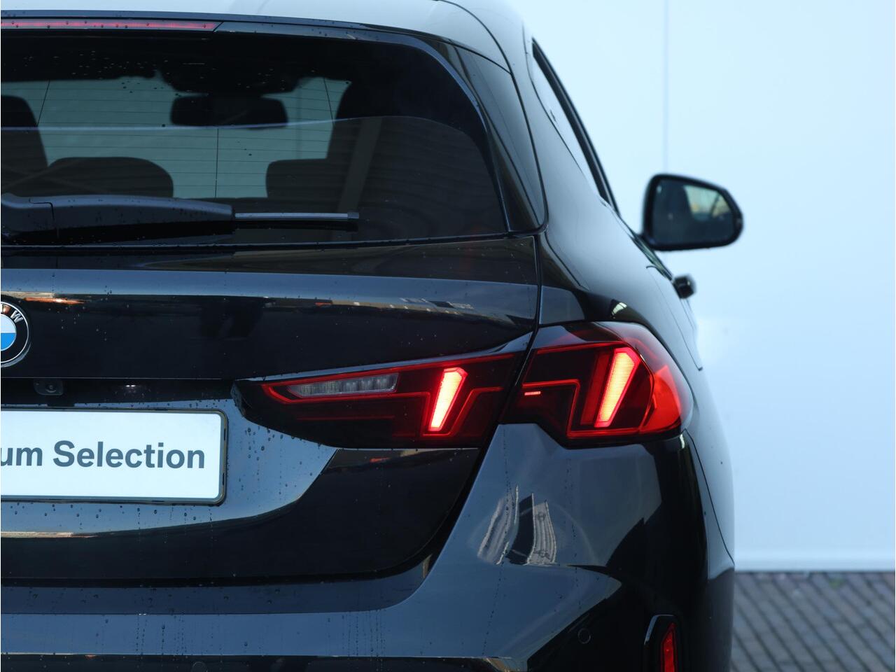 BMW 1-SERIE 120 M Sport Design Edition 18 inch LM/ Achteruitrijcamera/ Sportstoelen/ Getint Glas/ Stoelverwarming