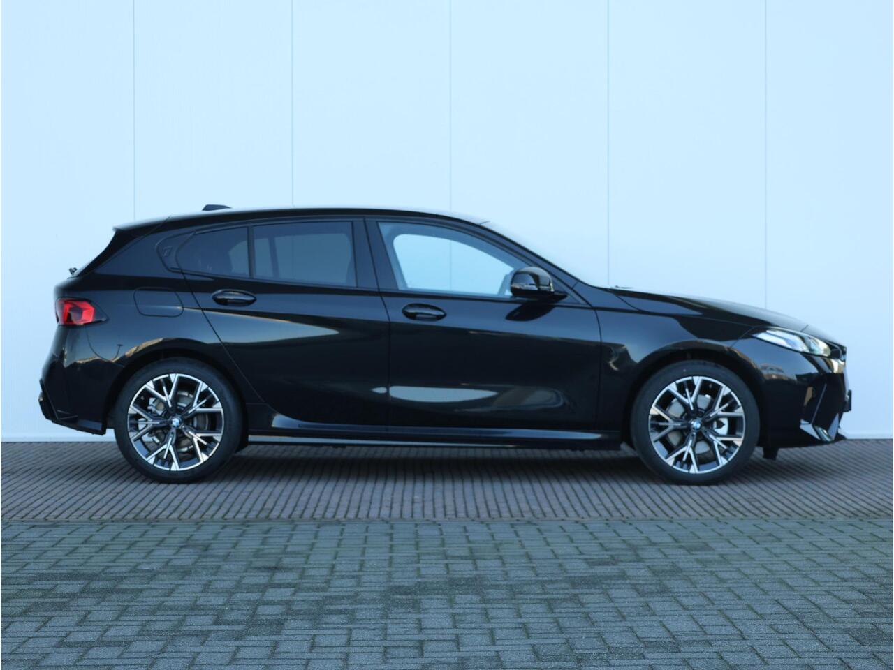 BMW 1-SERIE 120 M Sport Design Edition 18 inch LM/ Achteruitrijcamera/ Sportstoelen/ Getint Glas/ Stoelverwarming