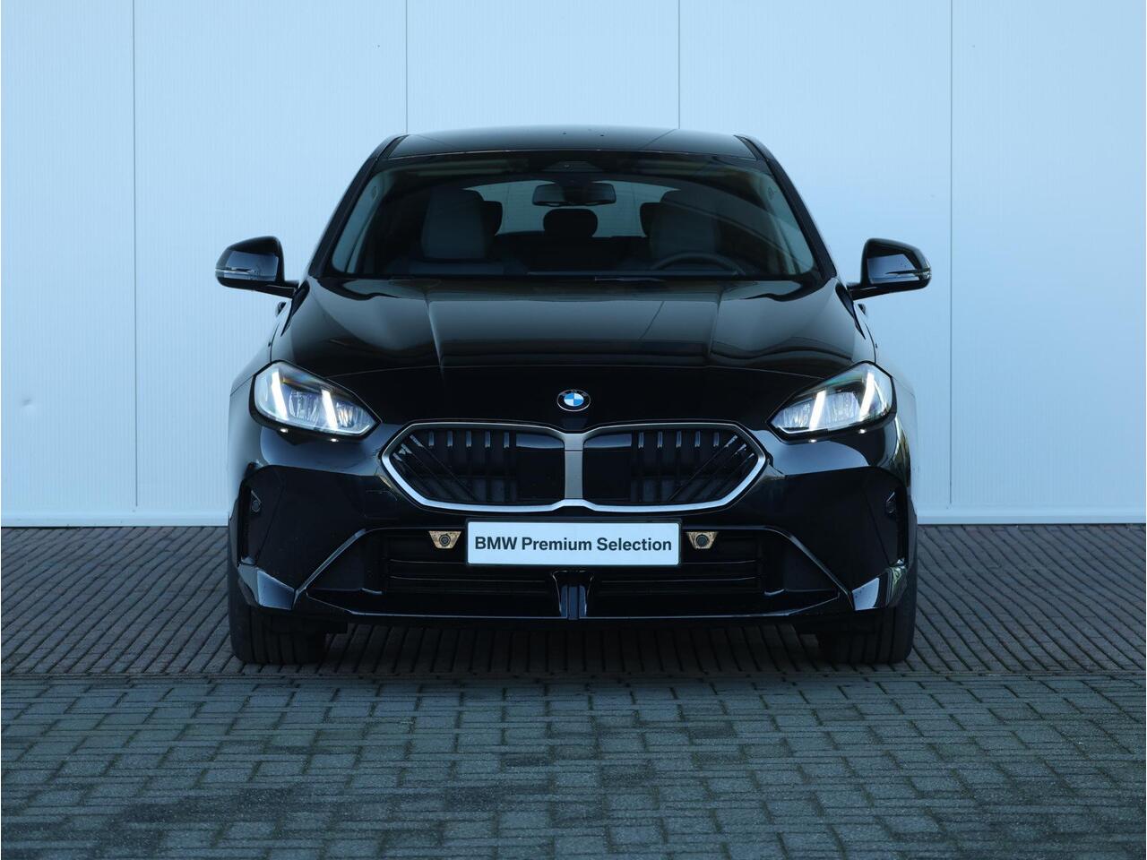 BMW 1-SERIE 120 M Sport Design Edition 18 inch LM/ Achteruitrijcamera/ Sportstoelen/ Getint Glas/ Stoelverwarming