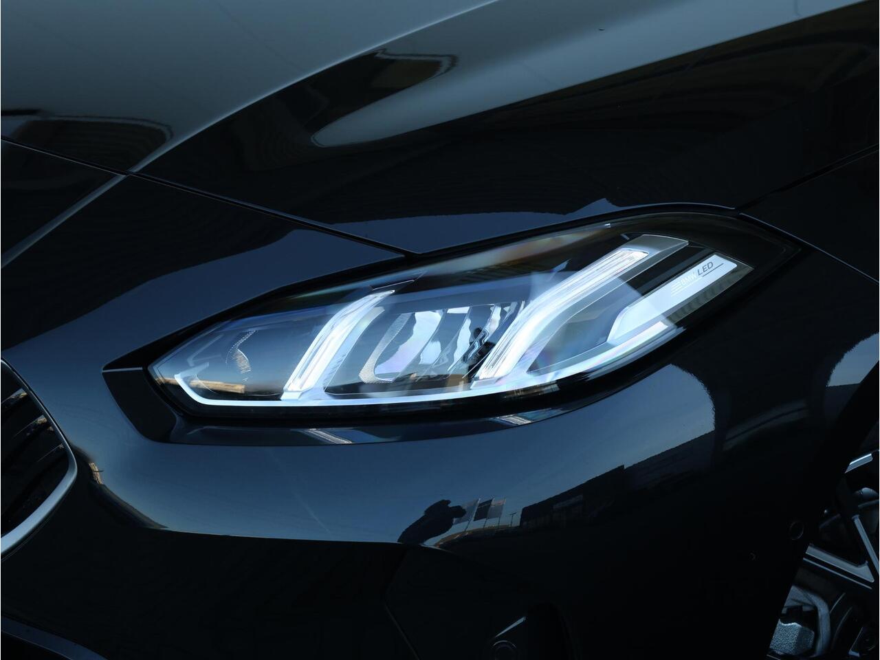 BMW 1-SERIE 120 M Sport Design Edition 18 inch LM/ Achteruitrijcamera/ Sportstoelen/ Getint Glas/ Stoelverwarming