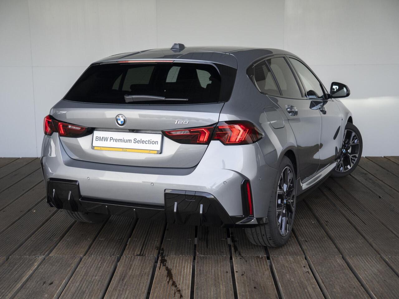 BMW 1-SERIE 120 | M Sportpakket | Premium Pack | Comfort Access | Stoelverwarming | Driving Assistant Plus | 18''