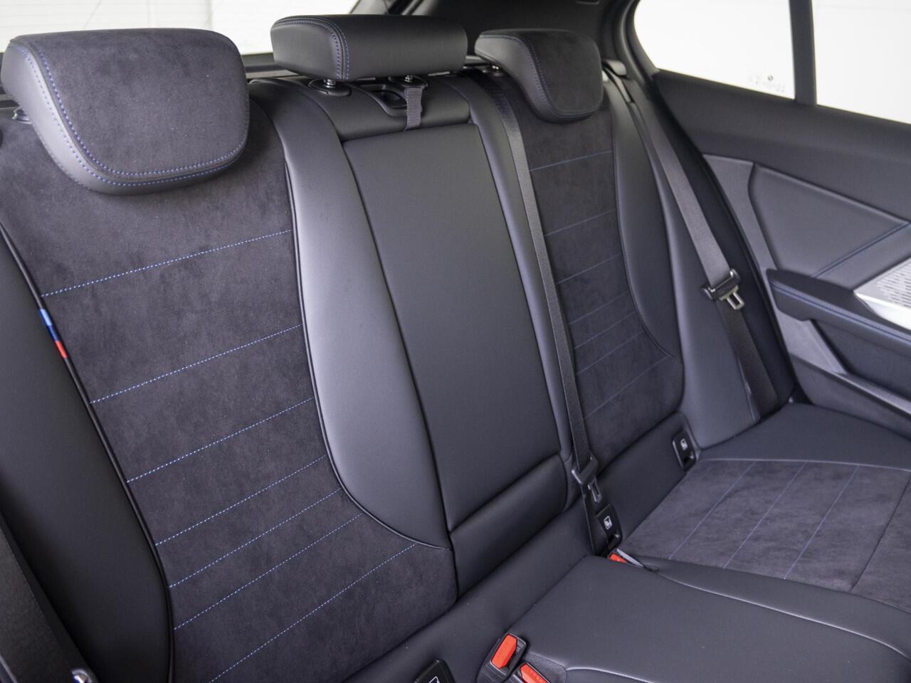 BMW 1-SERIE 120 | M Sportpakket | Premium Pack | Comfort Access | Stoelverwarming | Driving Assistant Plus | 18''