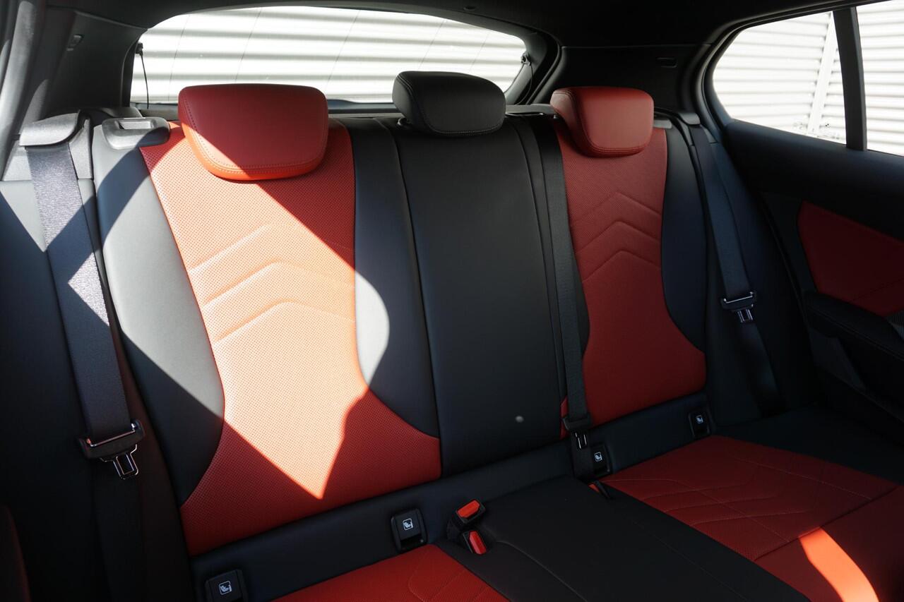 BMW 1-SERIE 5-deurs 120 M Sportpakket Executive | Innovation Pack | Harman-Kardon | Head-Up Display | Getinte Ramen Achter | Lentevoordeel