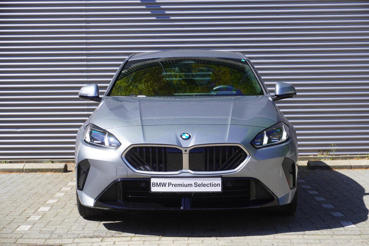 BMW 1-SERIE 5-deurs 120 M Sportpakket Executive | Innovation Pack | Harman-Kardon | Head-Up Display | Getinte Ramen Achter | Lentevoordeel