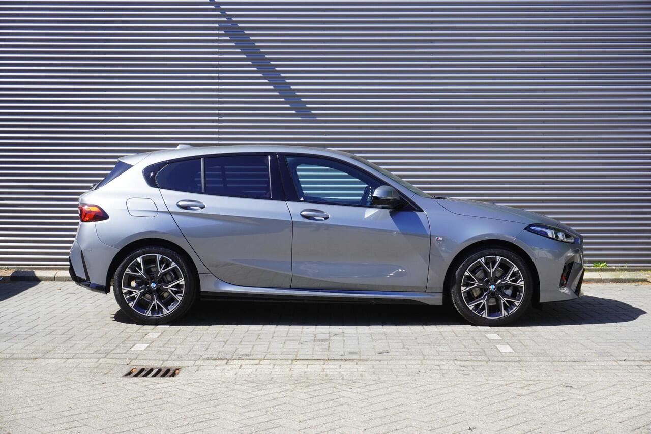 BMW 1-SERIE 5-deurs 120 M Sportpakket Executive | Innovation Pack | Harman-Kardon | Head-Up Display | Getinte Ramen Achter | Lentevoordeel