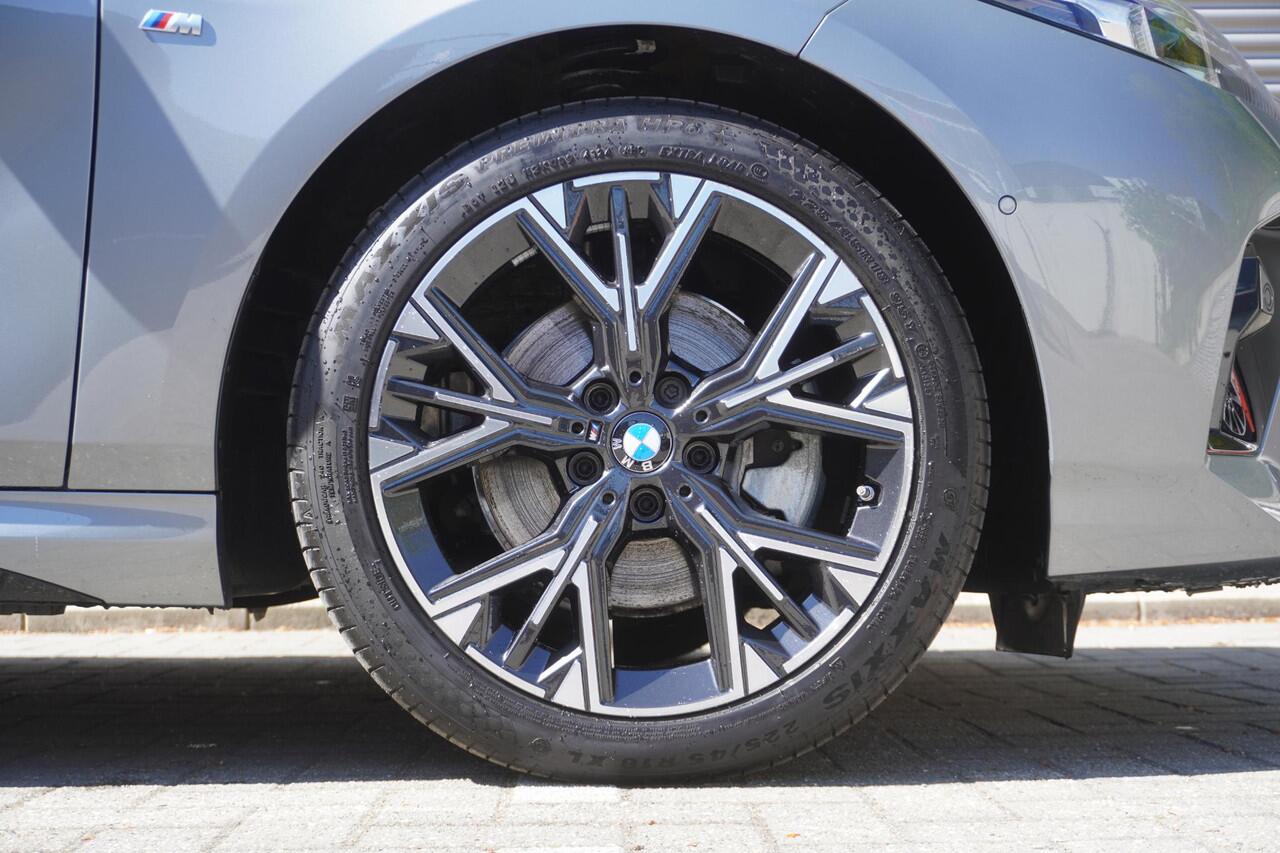 BMW 1-SERIE 5-deurs 120 M Sportpakket Executive | Innovation Pack | Harman-Kardon | Head-Up Display | Getinte Ramen Achter | Lentevoordeel