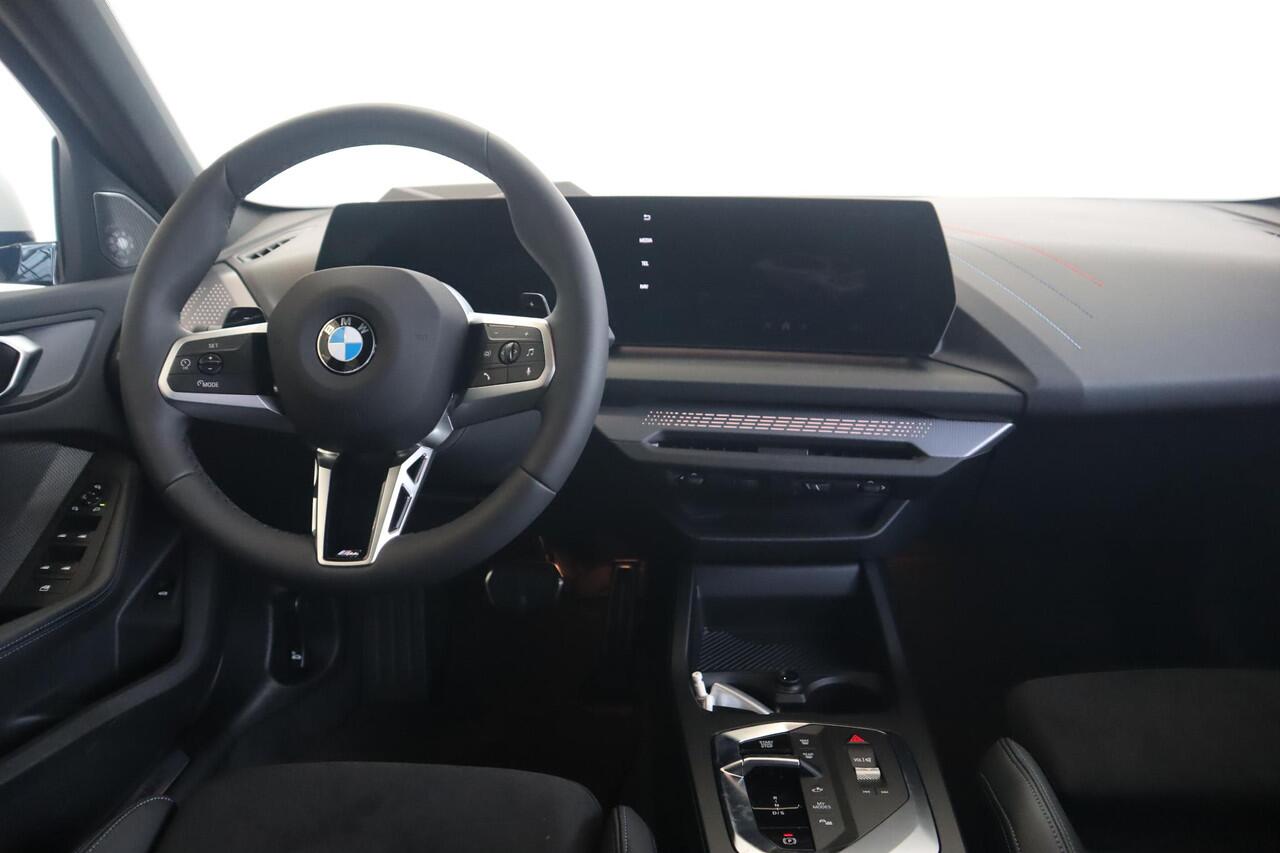 BMW 1-SERIE 123 xDrive 5-deurs | M Sportpakket Pro | Alcantara | Head-Up | Harman Kardon | Adaptieve Cruise Control | 360 Camera | Stoel & Stuurwielverwarming | Dodehoekdetectie | Comfort Access | Adaptieve LED