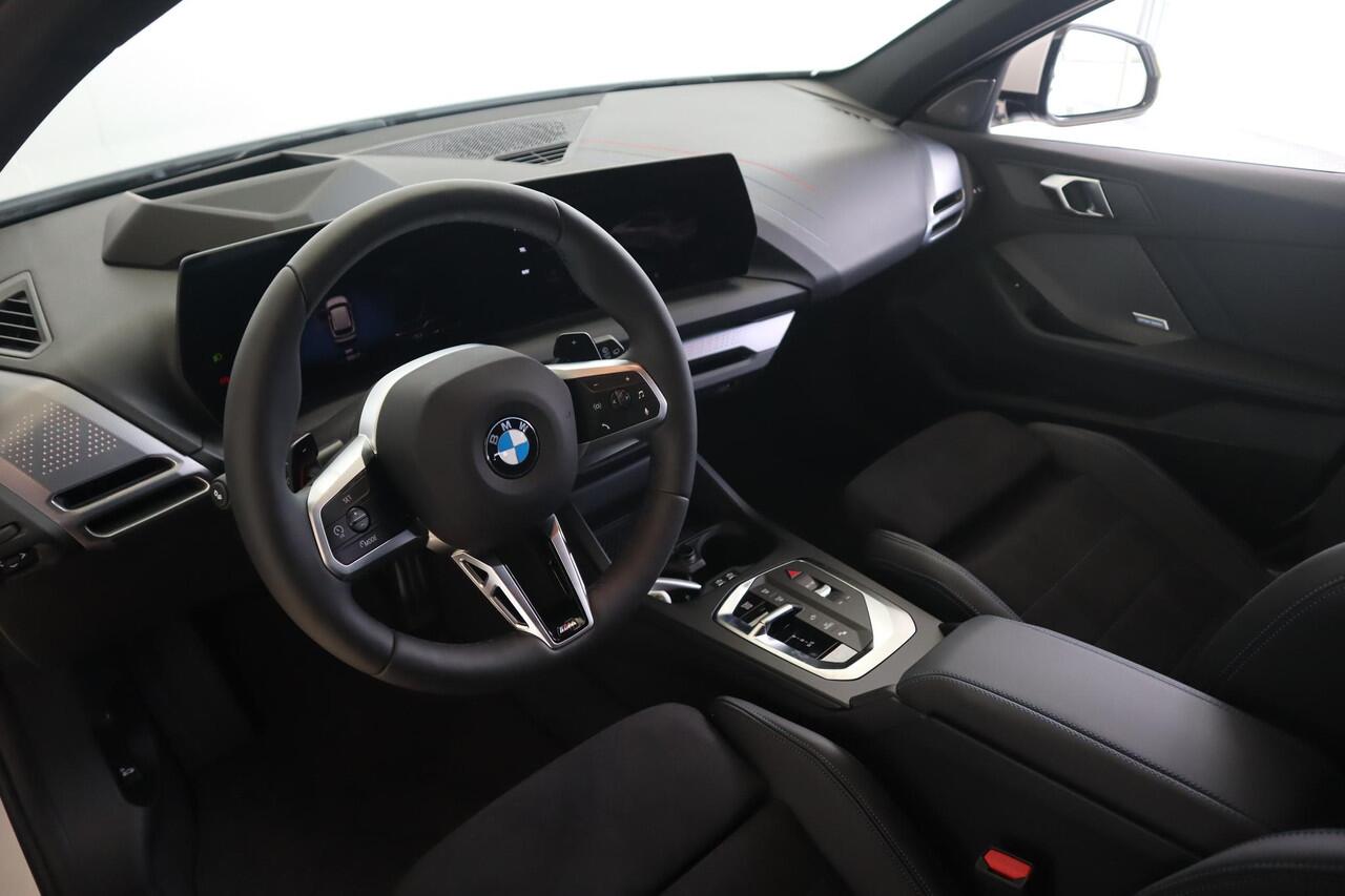 BMW 1-SERIE 123 xDrive 5-deurs | M Sportpakket Pro | Alcantara | Head-Up | Harman Kardon | Adaptieve Cruise Control | 360 Camera | Stoel & Stuurwielverwarming | Dodehoekdetectie | Comfort Access | Adaptieve LED
