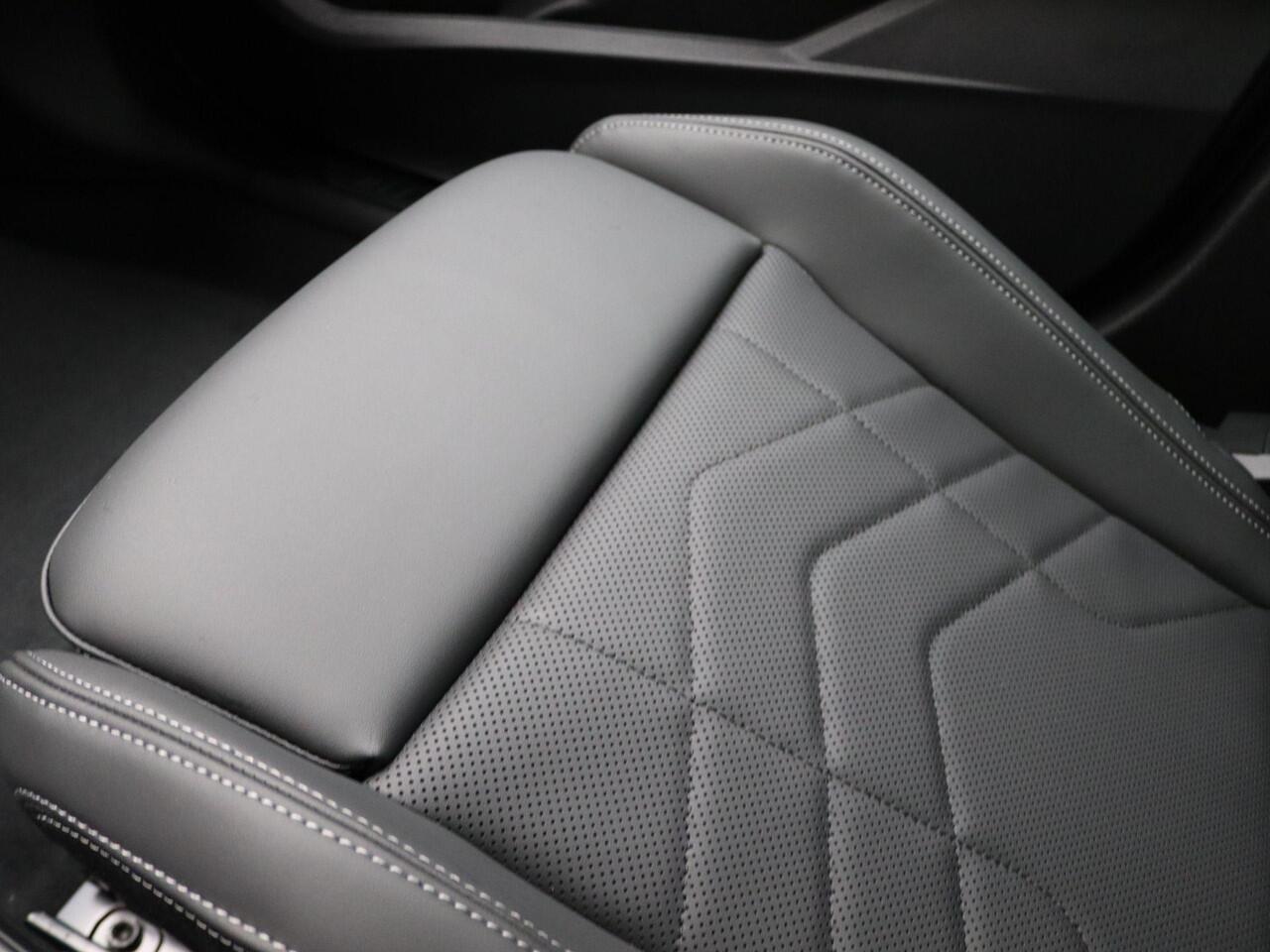 BMW 1-SERIE 120 M Sportpakket Pro | Premium Pack | Comfort Access | Panoramadak | Driving Assistant | Harman Kardon | 19'' | Ekris Selection