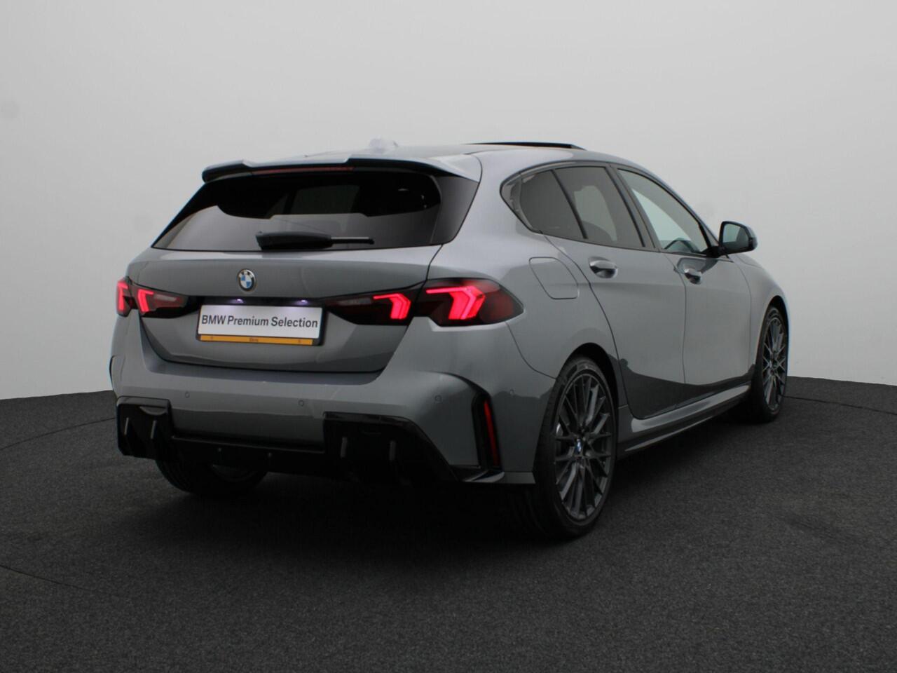 BMW 1-SERIE 120 M Sportpakket Pro | Premium Pack | Comfort Access | Panoramadak | Driving Assistant | Harman Kardon | 19'' | Ekris Selection