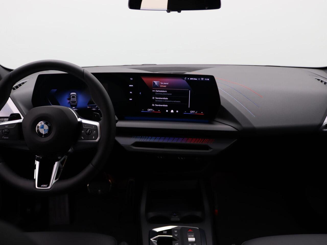 BMW 1-SERIE 120 M Sportpakket Pro | Premium Pack | Comfort Access | Panoramadak | Driving Assistant | Harman Kardon | 19'' | Ekris Selection