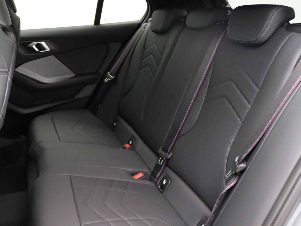 BMW 1-SERIE 120 M Sportpakket Pro | Premium Pack | Comfort Access | Panoramadak | Driving Assistant | Harman Kardon | 19'' | Ekris Selection