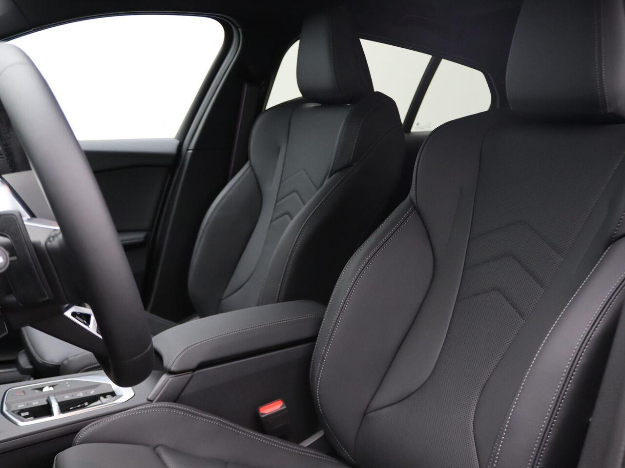 BMW 1-SERIE 120 M Sportpakket Pro | Premium Pack | Comfort Access | Panoramadak | Driving Assistant | Harman Kardon | 19'' | Ekris Selection