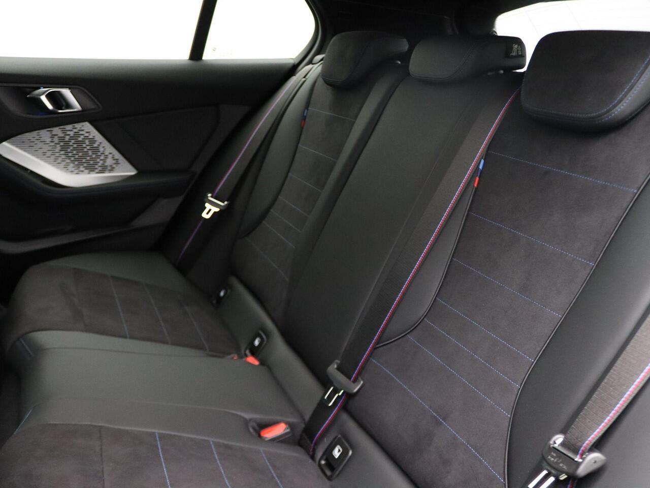 BMW 1-SERIE 120 M Sportpakket Pro | Premium Pakket | Stuurwielrand Verwarmd | Comfort Access | 19'' | Ekris Selection