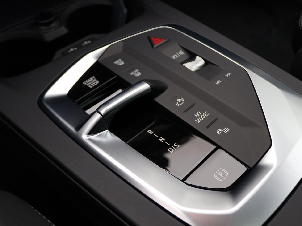 BMW 1-SERIE 120 M Sportpakket Pro | Premium Pack | Stuurwielrand Verwarmd | Panoramadak | Driving Assistant | Parking Assistant | 19'' | Ekris Selection