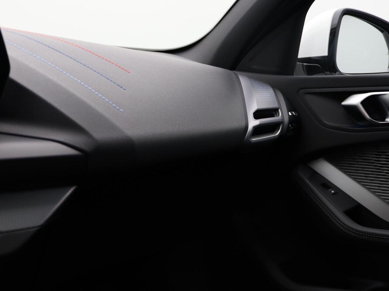 BMW 1-SERIE 120 M Sportpakket Pro | Premium Pack | Stuurwielrand Verwarmd | Panoramadak | Driving Assistant | Parking Assistant | 19'' | Ekris Selection