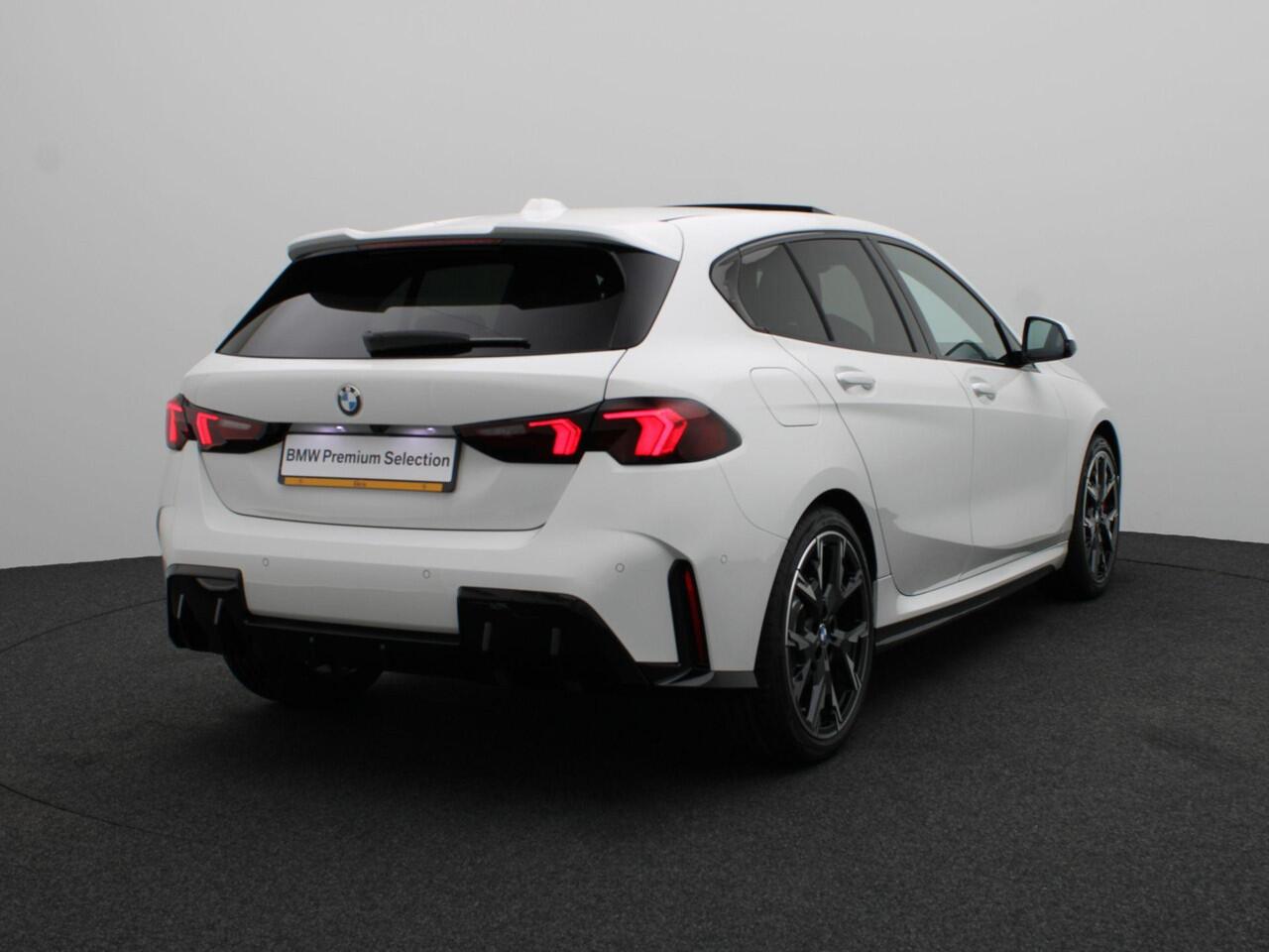 BMW 1-SERIE 120 M Sportpakket Pro | Premium Pack | Stuurwielrand Verwarmd | Panoramadak | Driving Assistant | Parking Assistant | 19'' | Ekris Selection