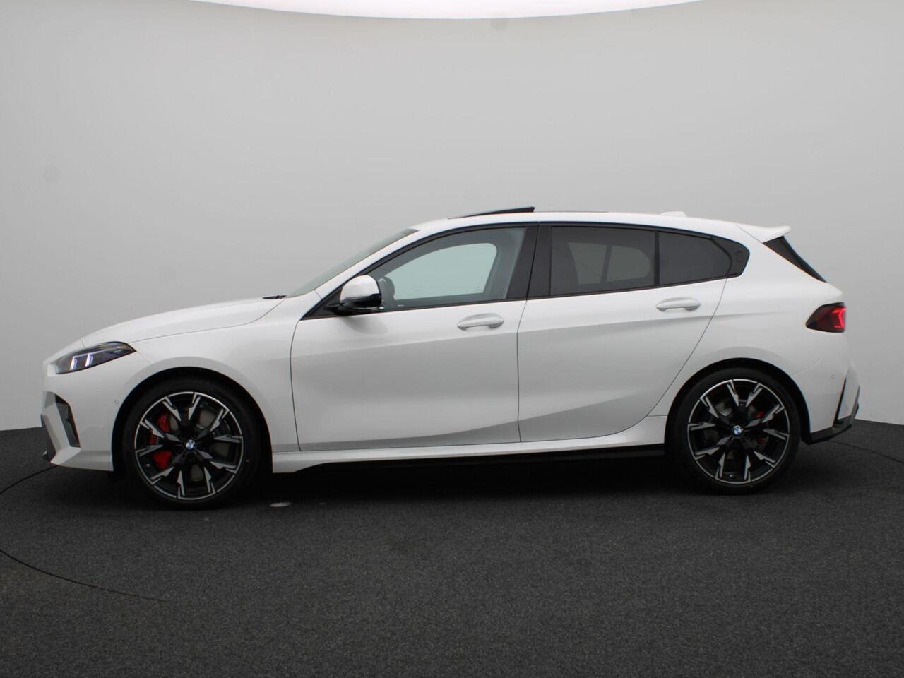 BMW 1-SERIE 120 M Sportpakket Pro | Premium Pack | Stuurwielrand Verwarmd | Panoramadak | Driving Assistant | Parking Assistant | 19'' | Ekris Selection