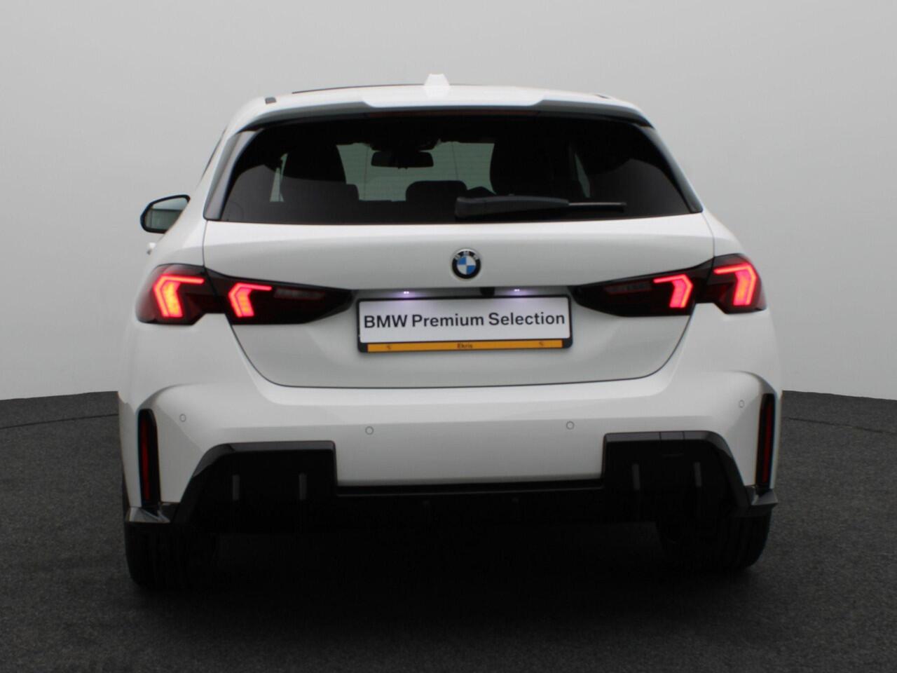 BMW 1-SERIE 120 M Sportpakket Pro | Premium Pack | Stuurwielrand Verwarmd | Panoramadak | Driving Assistant | Parking Assistant | 19'' | Ekris Selection