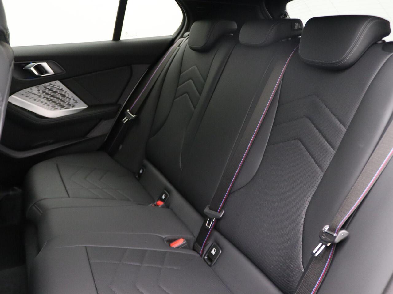 BMW 1-SERIE 120 M Sportpakket Pro | Premium Pack | Stuurwielrand Verwarmd | Panoramadak | Driving Assistant | Parking Assistant | 19'' | Ekris Selection