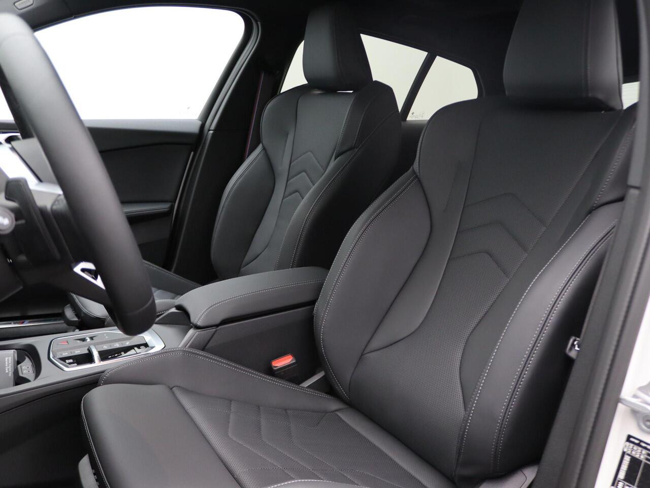 BMW 1-SERIE 120 M Sportpakket Pro | Premium Pack | Stuurwielrand Verwarmd | Panoramadak | Driving Assistant | Parking Assistant | 19'' | Ekris Selection