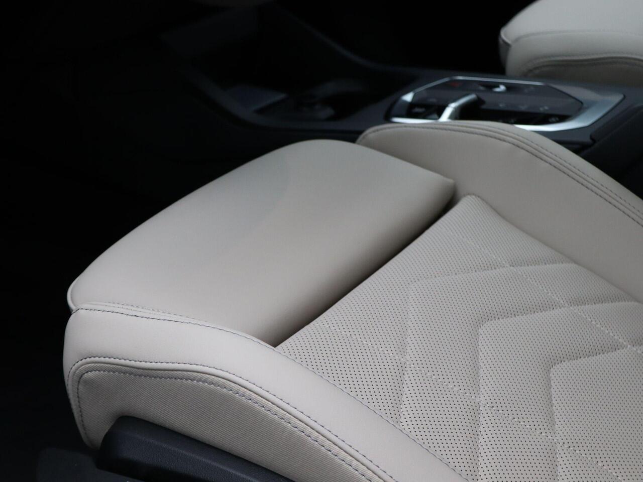 BMW 1-SERIE 120 M Sportpakket Pro | Premium Pack | Comfort Access | Achteruitrijcamera | Driving Assistant | Parking Assistant | Harman Kardon | 19'' | Ekris Selection