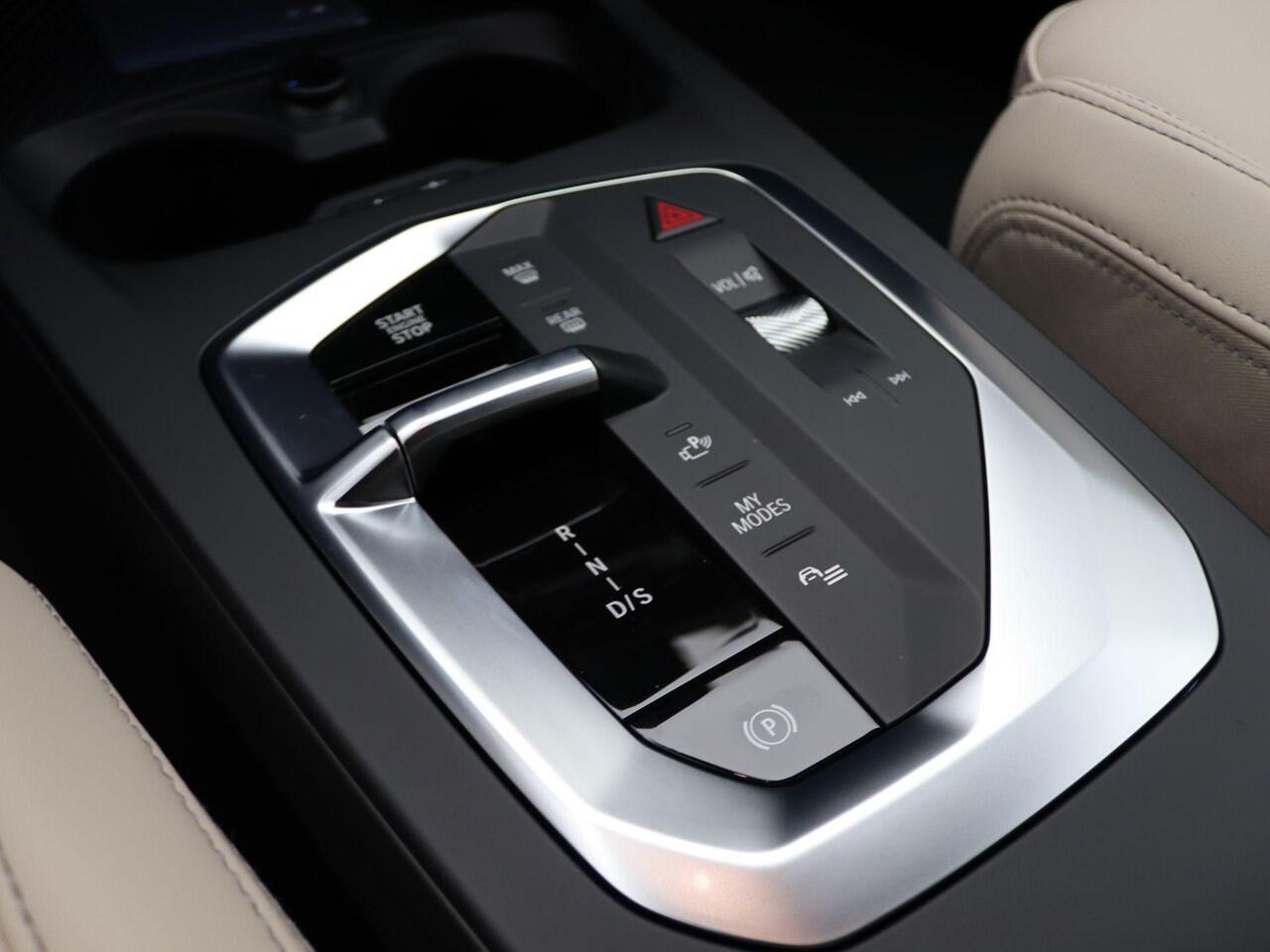 BMW 1-SERIE 120 M Sportpakket Pro | Premium Pack | Comfort Access | Achteruitrijcamera | Driving Assistant | Parking Assistant | Harman Kardon | 19'' | Ekris Selection