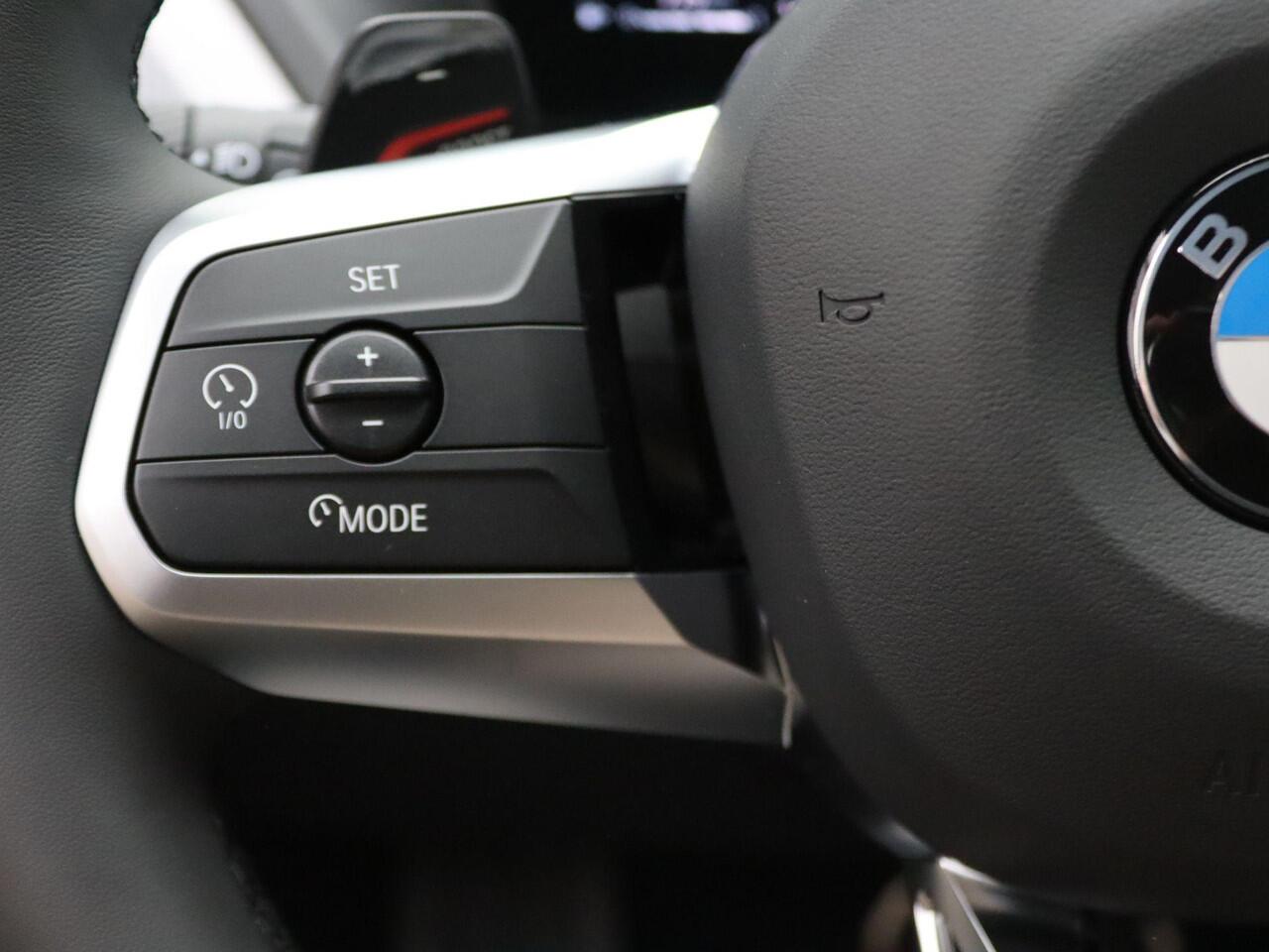 BMW 1-SERIE 120 M Sportpakket Pro | Premium Pack | Comfort Access | Achteruitrijcamera | Driving Assistant | Parking Assistant | Harman Kardon | 19'' | Ekris Selection