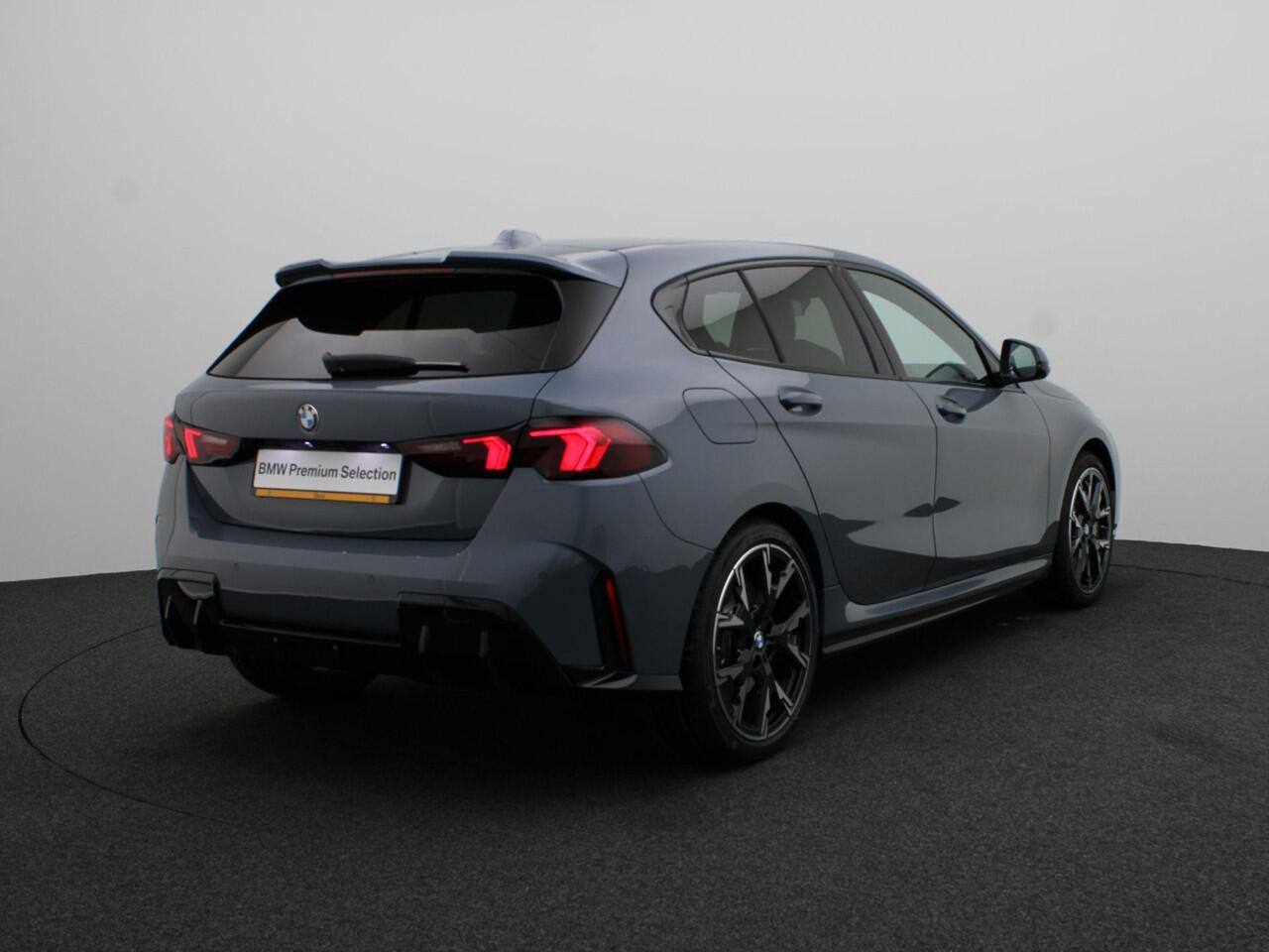 BMW 1-SERIE 120 M Sportpakket Pro | Premium Pack | Comfort Access | Achteruitrijcamera | Driving Assistant | Parking Assistant | Harman Kardon | 19'' | Ekris Selection