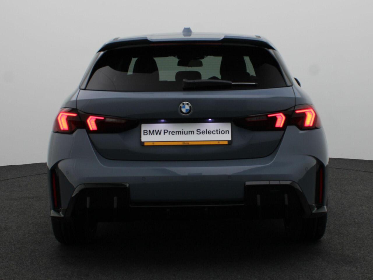 BMW 1-SERIE 120 M Sportpakket Pro | Premium Pack | Comfort Access | Achteruitrijcamera | Driving Assistant | Parking Assistant | Harman Kardon | 19'' | Ekris Selection