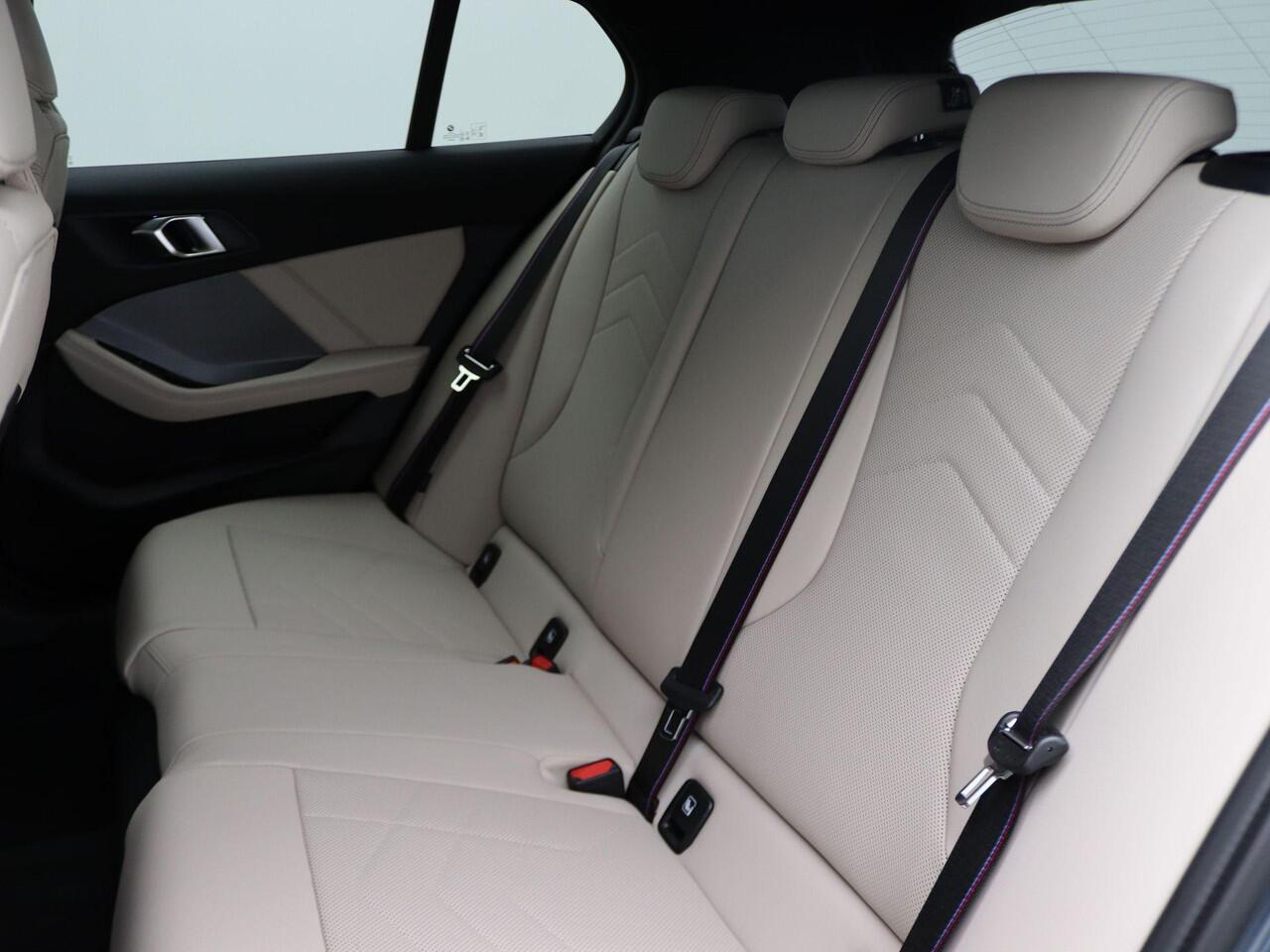 BMW 1-SERIE 120 M Sportpakket Pro | Premium Pack | Comfort Access | Achteruitrijcamera | Driving Assistant | Parking Assistant | Harman Kardon | 19'' | Ekris Selection