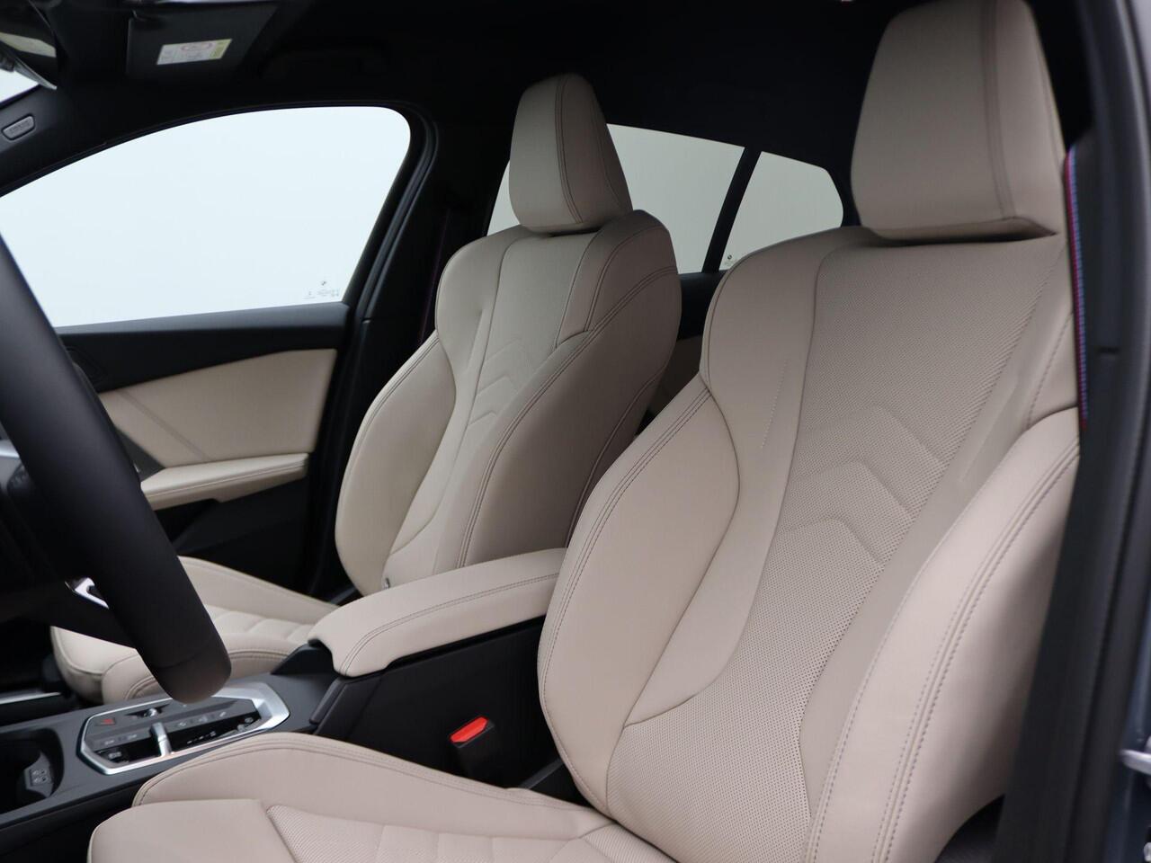 BMW 1-SERIE 120 M Sportpakket Pro | Premium Pack | Comfort Access | Achteruitrijcamera | Driving Assistant | Parking Assistant | Harman Kardon | 19'' | Ekris Selection