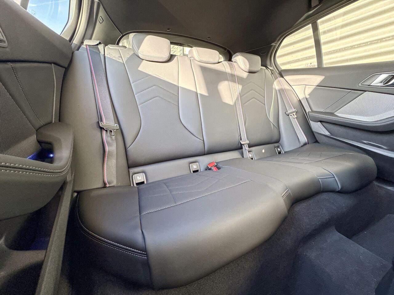 BMW 1-SERIE 123 xDrive | M Performance Parts | | M Sport Pro | Innovation Pack | Panoramadak | Driving Assistant Plus | Harman-Kardon