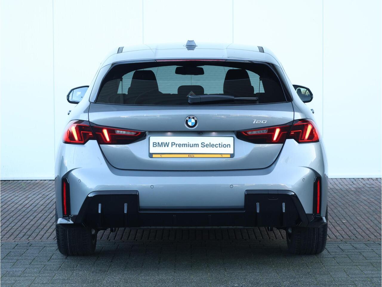 BMW 1-SERIE 120 M Sport Design Edition M Sportpakket/ Stuurwielrand verwarmd/ Achteruitrijcamera/ Getint Glas/ Sportstoelen/ Driving Assistant | Ekris Selection