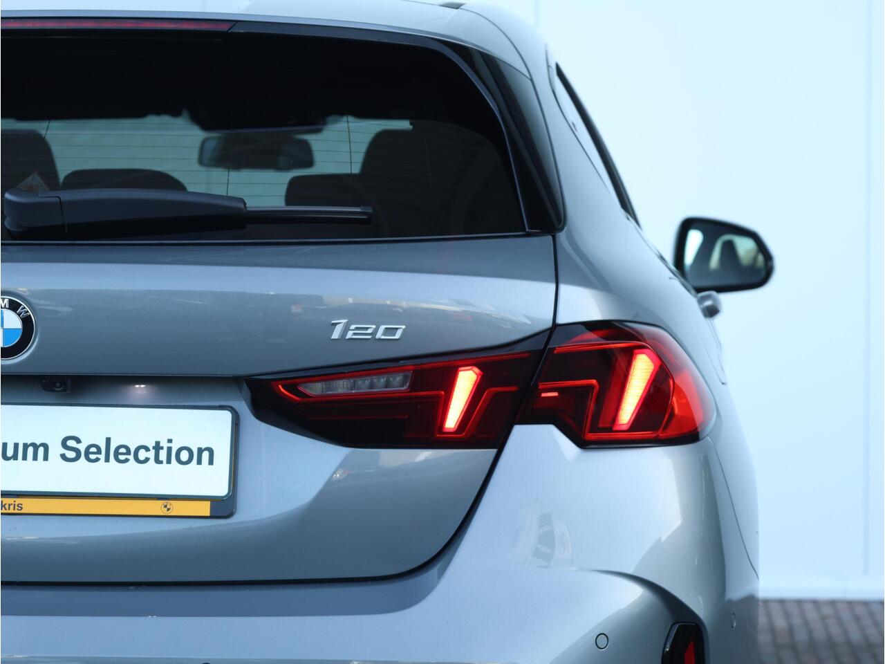 BMW 1-SERIE 120 M Sport Design Edition M Sportpakket/ Stuurwielrand verwarmd/ Achteruitrijcamera/ Getint Glas/ Sportstoelen/ Driving Assistant | Ekris Selection