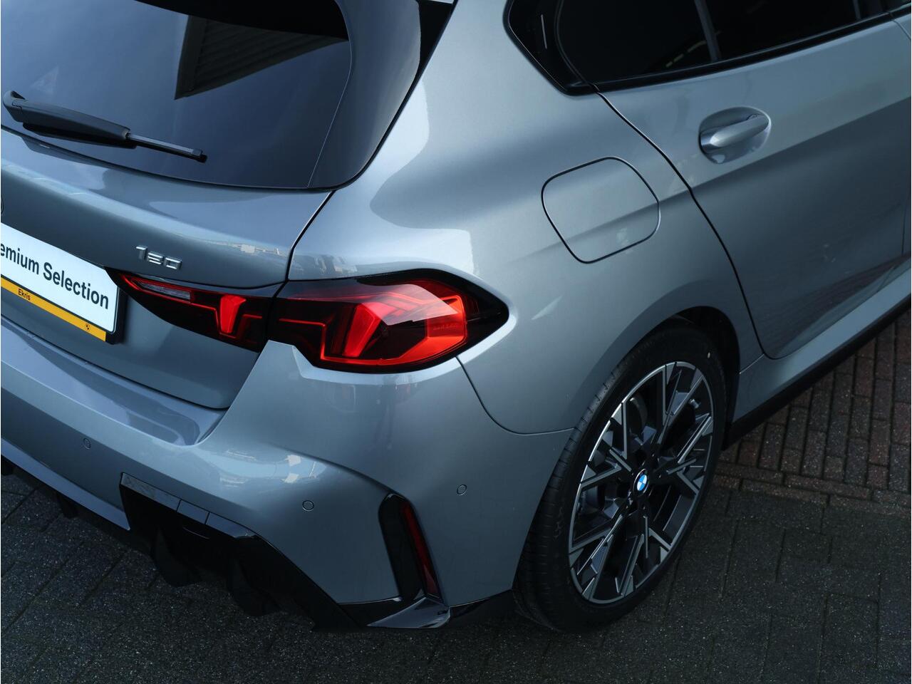 BMW 1-SERIE 120 M Sport Design Edition M Sportpakket/ Stuurwielrand verwarmd/ Achteruitrijcamera/ Getint Glas/ Sportstoelen/ Driving Assistant | Ekris Selection