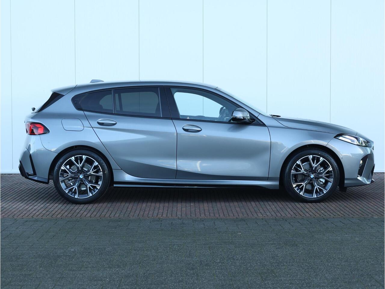 BMW 1-SERIE 120 M Sport Design Edition M Sportpakket/ Stuurwielrand verwarmd/ Achteruitrijcamera/ Getint Glas/ Sportstoelen/ Driving Assistant | Ekris Selection