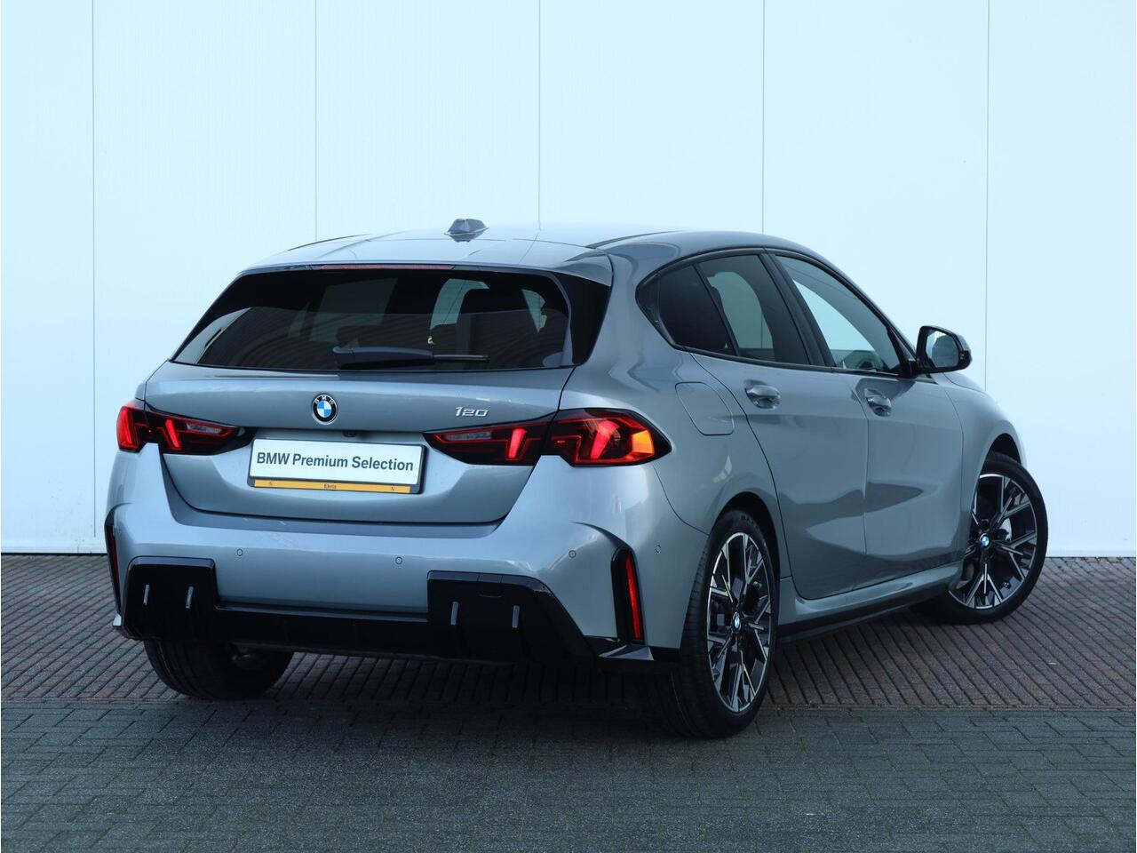 BMW 1-SERIE 120 M Sport Design Edition M Sportpakket/ Stuurwielrand verwarmd/ Achteruitrijcamera/ Getint Glas/ Sportstoelen/ Driving Assistant | Ekris Selection