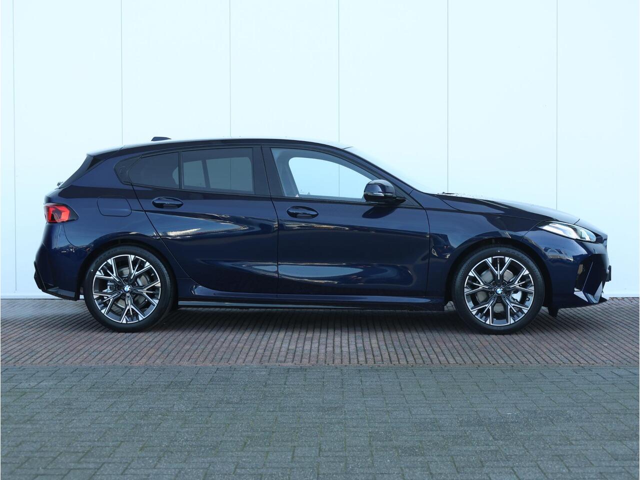 BMW 1-SERIE 120 M Sport Design Edition M Sportpakket/ Stuurwielrand verwarmd/ Achteruitrijcamera/ Getint Glas/ Sportstoelen/ Stoelverwarming/ Driving Assistant | Ekris Selection