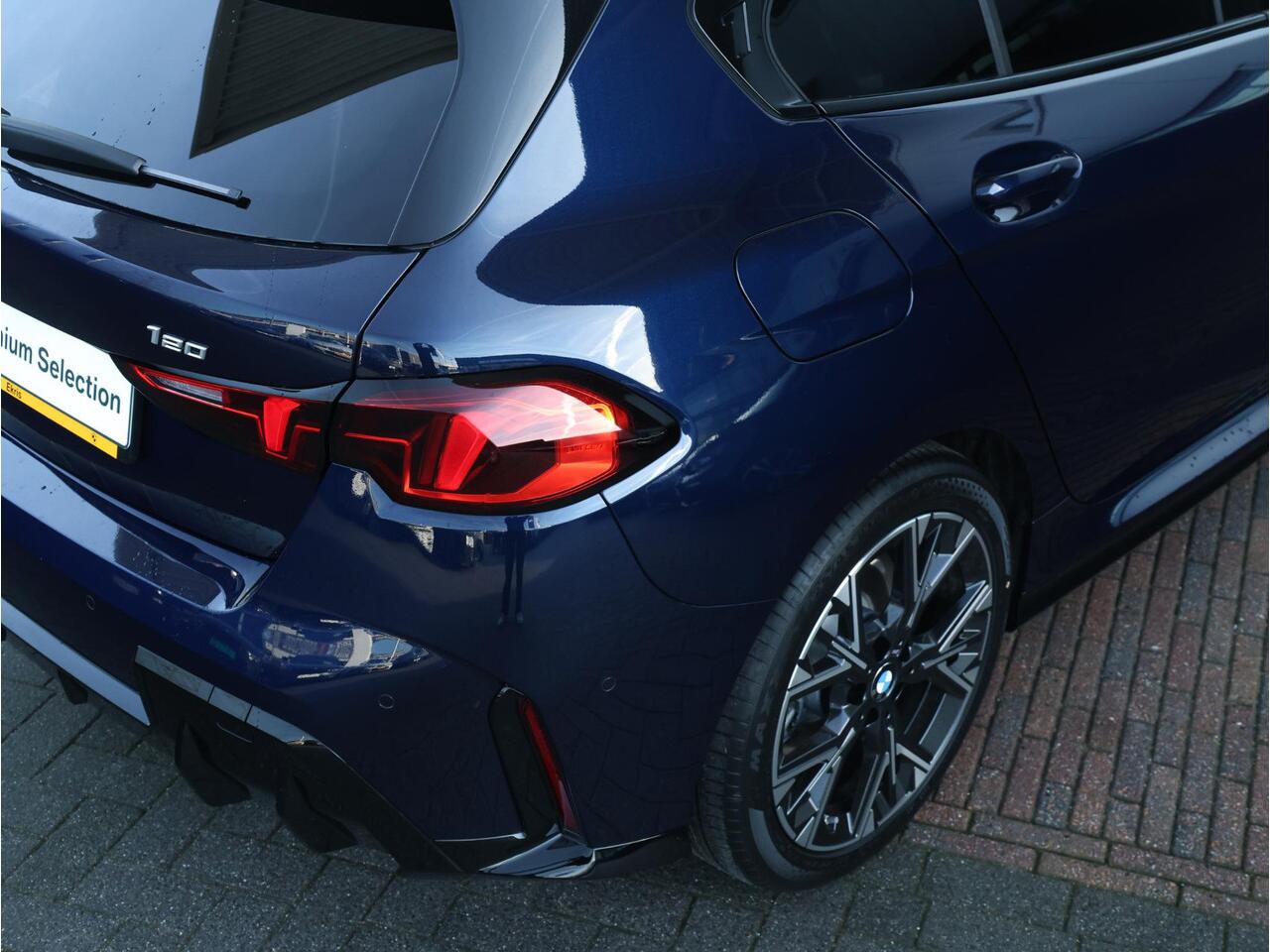 BMW 1-SERIE 120 M Sport Design Edition M Sportpakket/ Stuurwielrand verwarmd/ Achteruitrijcamera/ Getint Glas/ Sportstoelen/ Stoelverwarming/ Driving Assistant | Ekris Selection