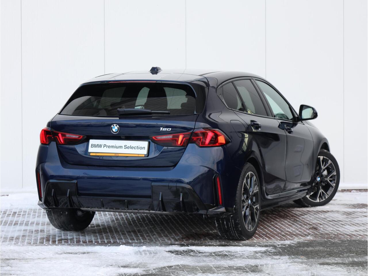 BMW 1-SERIE 120 M Sport Design Edition M Sportpakket/ Stuurwielrand verwarmd/ Achteruitrijcamera/ Getint Glas/ Sportstoelen/ Stoelverwarming/ Driving Assistant | Ekris Selection