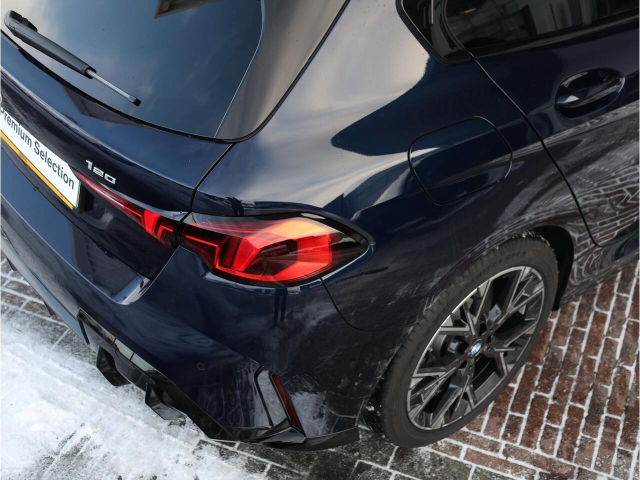 BMW 1-SERIE 120 M Sport Design Edition M Sportpakket/ Stuurwielrand verwarmd/ Achteruitrijcamera/ Getint Glas/ Sportstoelen/ Stoelverwarming/ Driving Assistant | Ekris Selection