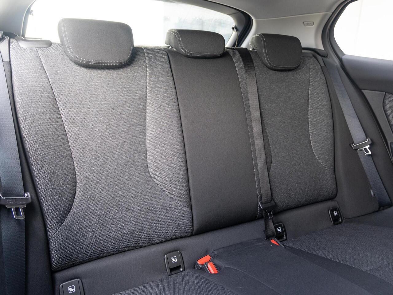 BMW 1-SERIE 120 | M Sport Design | Achteruitrijcamera | Stoelverwarming | Driving Assistant | 18'' | Ekris Selection