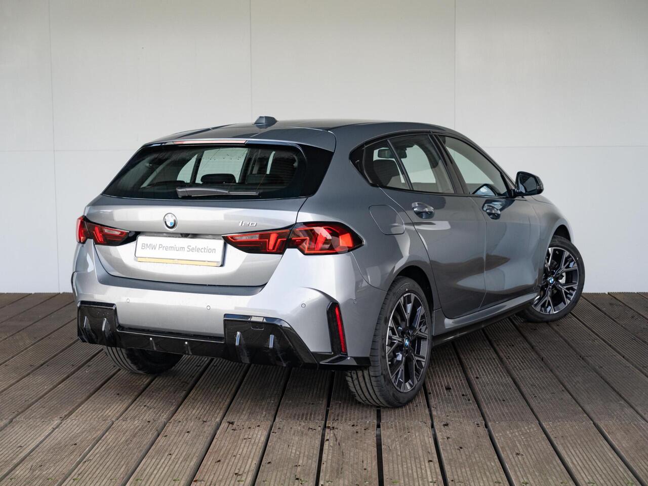 BMW 1-SERIE 120 | M Sport Design | Achteruitrijcamera | Stoelverwarming | Driving Assistant | 18'' | Ekris Selection