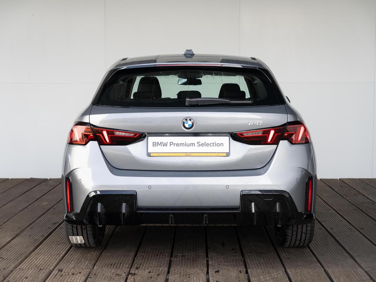 BMW 1-SERIE 120 | M Sport Design | Achteruitrijcamera | Stoelverwarming | Driving Assistant | 18'' | Ekris Selection