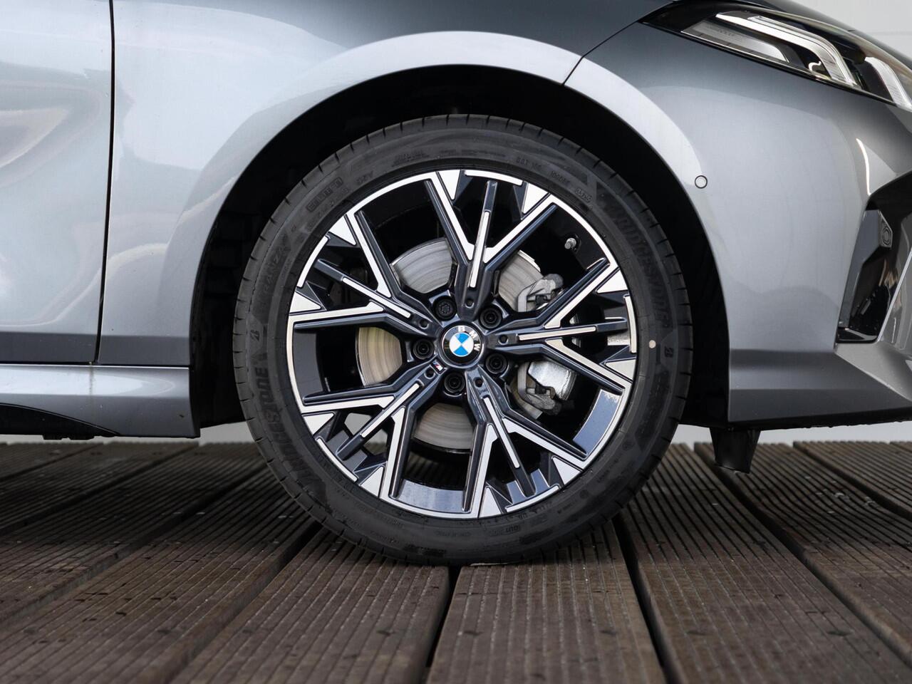 BMW 1-SERIE 120 | M Sport Design | Achteruitrijcamera | Stoelverwarming | Driving Assistant | 18'' | Ekris Selection