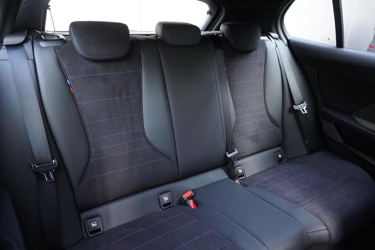 BMW 1-SERIE 120 M Sportpakket | Stuurwielrand verwarmd | Harman-Kardon sound system | BMW Head-Up Display | Parking Assistant Plus | Extra getint glas in achterportierruiten en achterruit | Ekris Selection