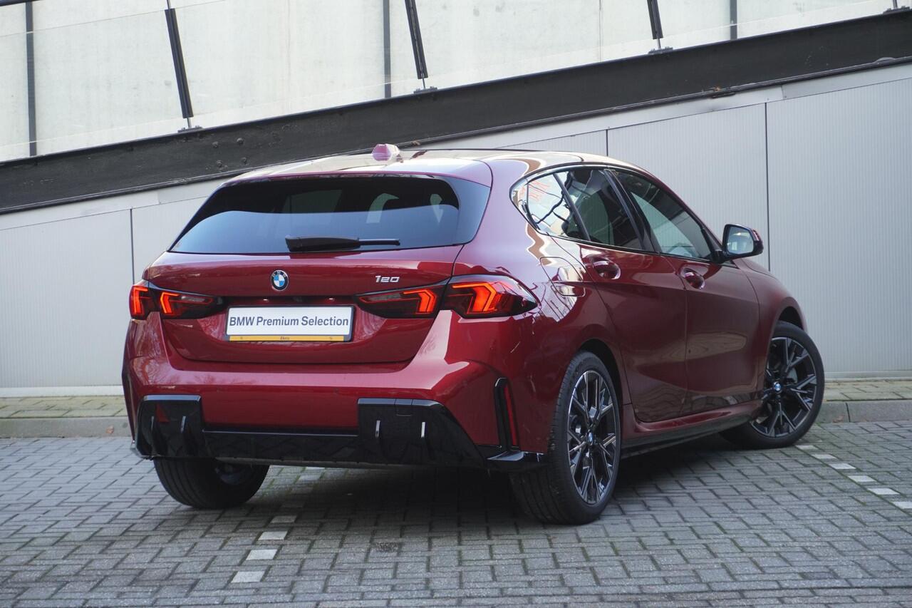 BMW 1-SERIE 120 M Sportpakket | Stuurwielrand verwarmd | Harman-Kardon sound system | BMW Head-Up Display | Parking Assistant Plus | Extra getint glas in achterportierruiten en achterruit | Ekris Selection